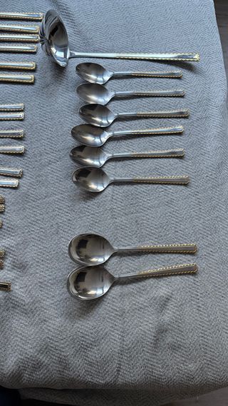 Juego cubiertos dorado y plateado