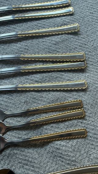 Juego cubiertos dorado y plateado