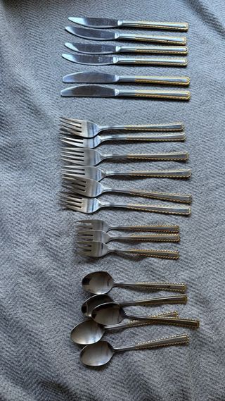 Juego cubiertos dorado y plateado