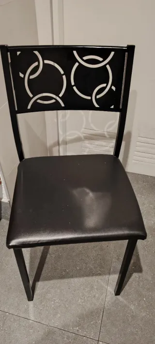 Silla de cocina negra con diseño