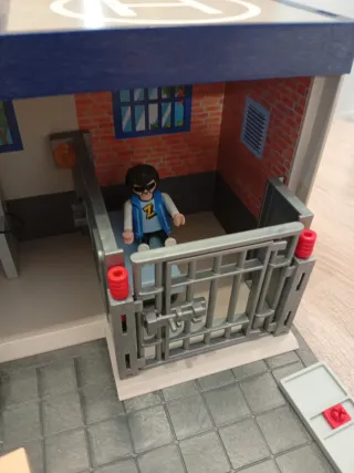 Comisaría Playmobil con moto y figuras