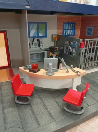 Comisaría Playmobil con moto y figuras