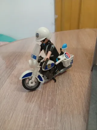 Comisaría Playmobil con moto y figuras