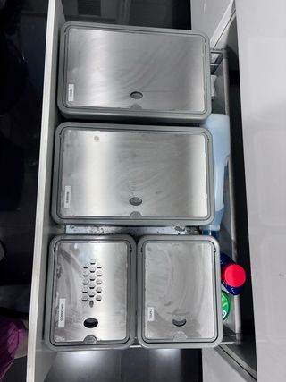 Cubos de reciclaje metálicos y plásticos