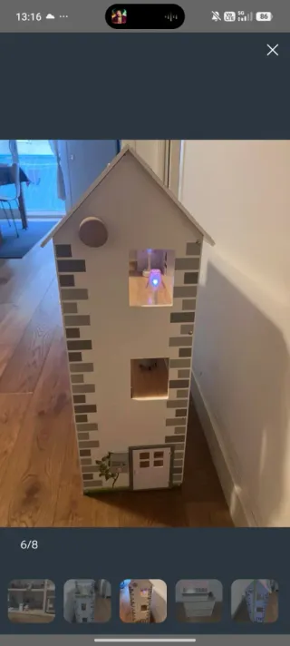 Casita de muñecas de madera