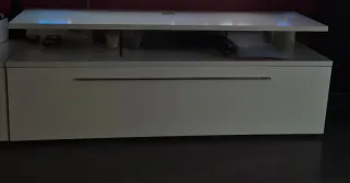 Mueble TV salón blanco y metal