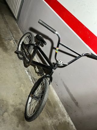 Bicicleta BMX negra