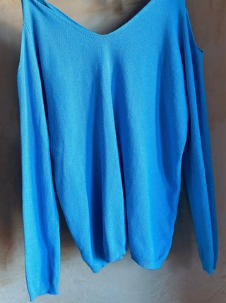 Jersey manga larga hombros descubiertos azul.