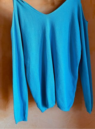 Jersey manga larga hombros descubiertos azul.