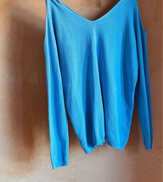 Jersey manga larga hombros descubiertos azul.