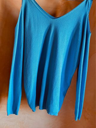 Jersey manga larga hombros descubiertos azul.