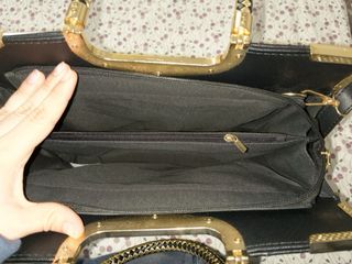 Bolso Rayas Blanco y Negro con detalles dorados