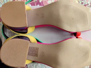 Sandalias tacón bajo cuadrado multicolor