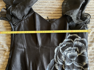 Vestido negro con volantes y flor