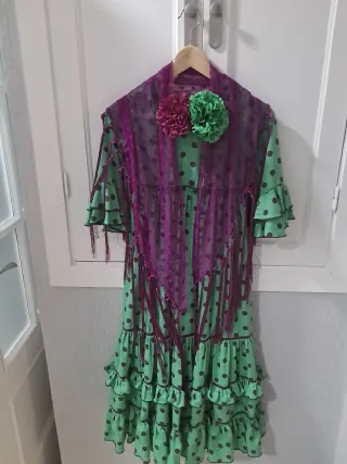 Traje Flamenca Niña, manton, flores y pendientes