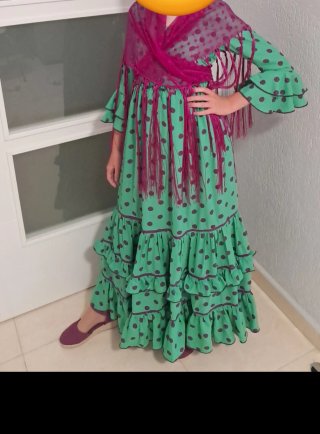 Traje Flamenca Niña, manton, flores y pendientes
