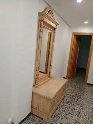Mueble de entrada de madera con espejo