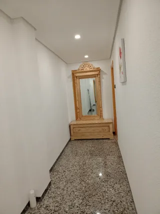 Mueble de entrada de madera con espejo