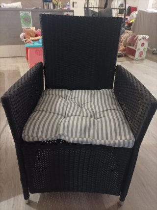 Mesa poliratan y cristal con 6 sillones exterior.