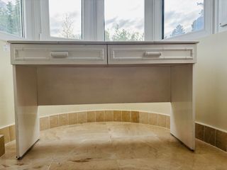 Escritorio blanco con 2 cajones