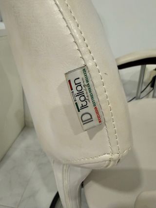Sillón de estética blanco con reposacabezas