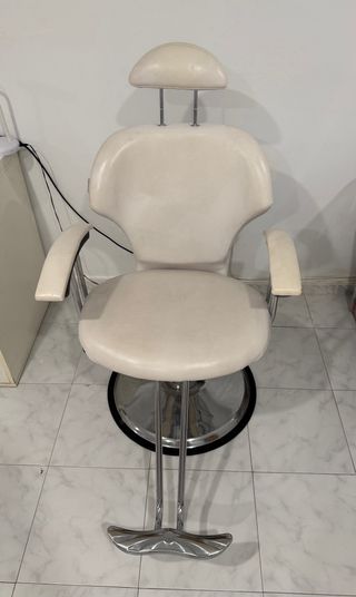 Sillón de estética blanco con reposacabezas