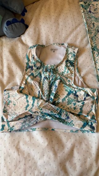 Conjunto Guess estampado serpiente