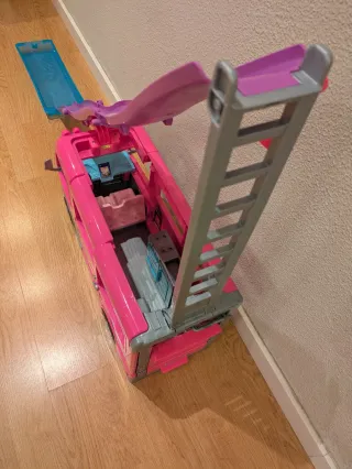 Autocaravana Barbie Dreamcamper con tobogán