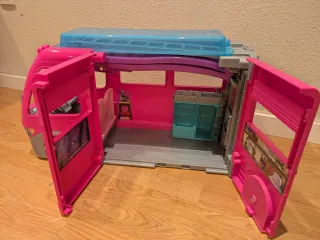 Autocaravana Barbie Dreamcamper con tobogán