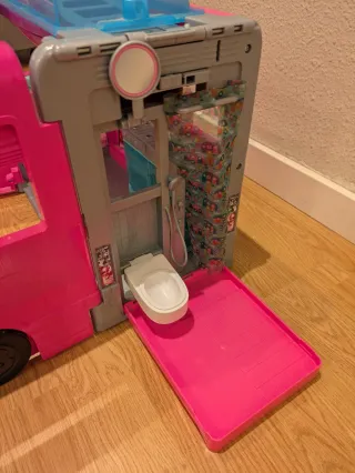 Autocaravana Barbie Dreamcamper con tobogán