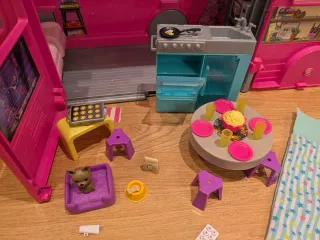 Autocaravana Barbie Dreamcamper con tobogán