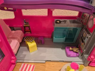 Autocaravana Barbie Dreamcamper con tobogán