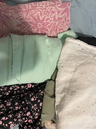 4 blusas talla S (verde, rosa)