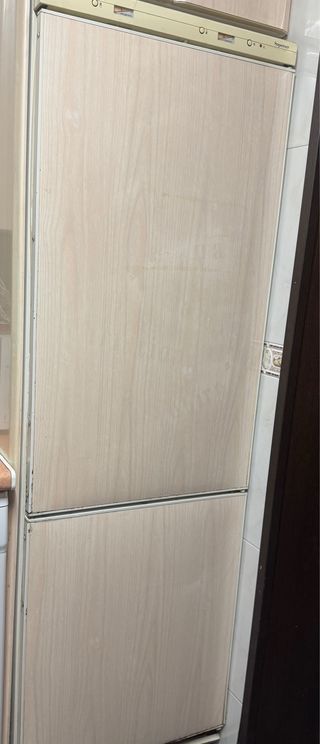 Nevera blanca con diseño madera