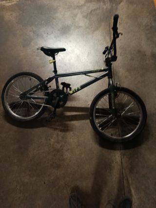 Bicicleta BMX pequeña