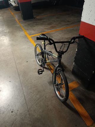 Bicicleta BMX pequeña