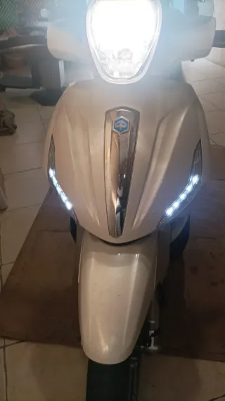 Piaggio Beverly 300cc Scooter Blanco/Marrón