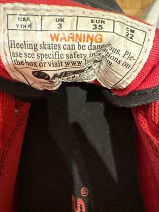 Zapatillas Heelys Negras y Rojas con ruedas.