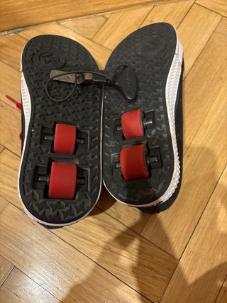 Zapatillas Heelys Negras y Rojas con ruedas.