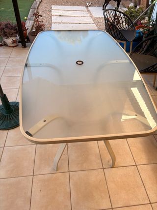 Tavolo da giardino in vetro e metallo