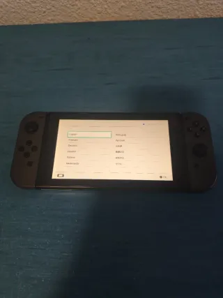 Nintendo Switch, con tarjeta micro SD y accesorios