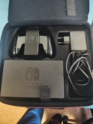Nintendo Switch, con tarjeta micro SD y accesorios