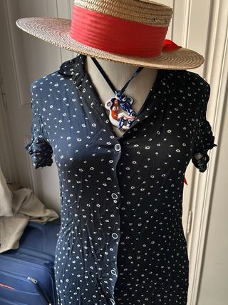 Vestido de verano negro con flores blancos