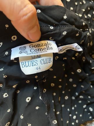 Vestido de verano negro con flores blancos