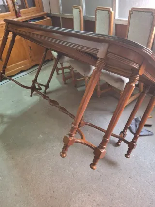 Mesa de comedor de madera