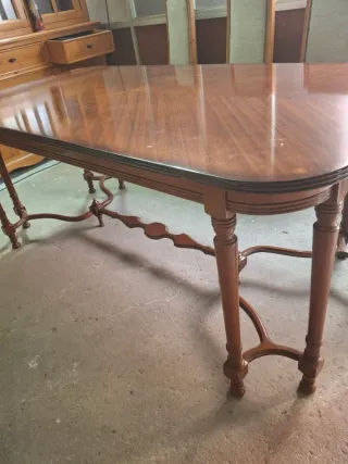 Mesa de comedor de madera