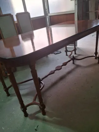 Mesa de comedor de madera