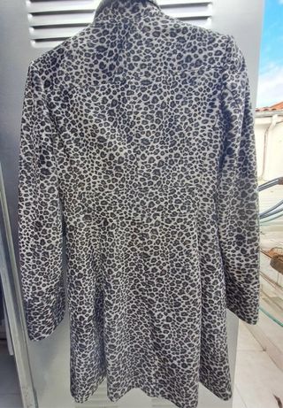 Abrigo Mango Estampado Animal Print, muy estiloso.