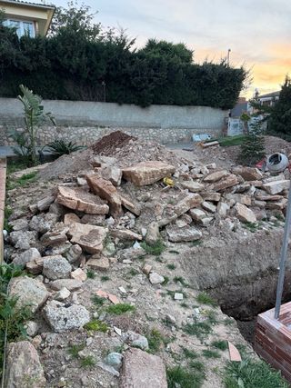 Rocalla y tierra para relleno.