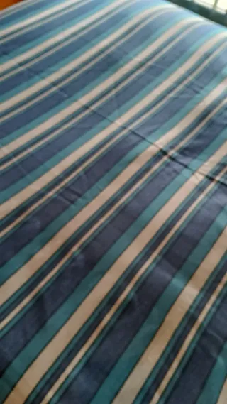 Colcha azul y blanca 236x223 cm